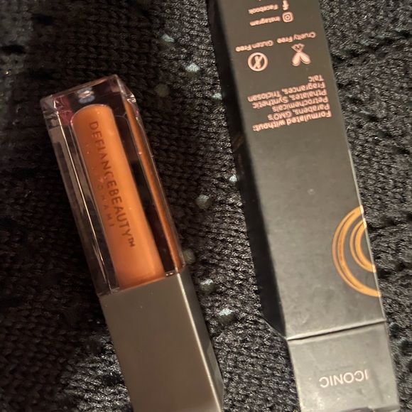 New Iconic Luminous Liquid Lipstick - Picture 4 of 7